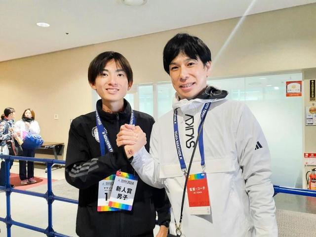 平林清澄選手と前田康弘監督の写真